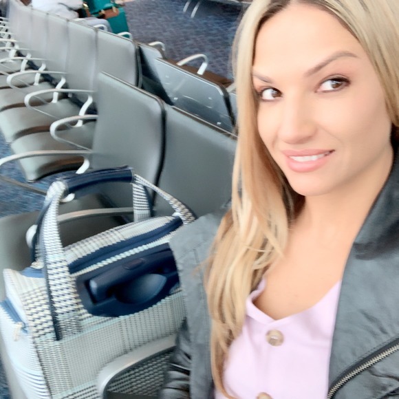 Meet your Posher, Nicole - Picture 1 of 1